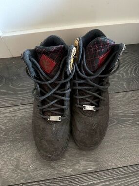 Men's Athletic High-Top Shoes in Black and Red